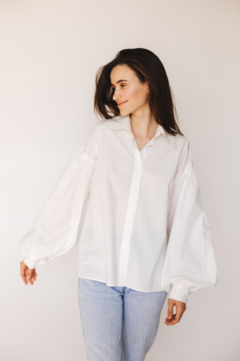 LA CAMISA BLANCA, UNA PRENDA ATEMPORAL QUE NUNCA PASARÁ DE MODA LA CAMISA BLANCA, UNA PRENDA ATEMPORAL QUE NUNCA PASARÁ DE MODA