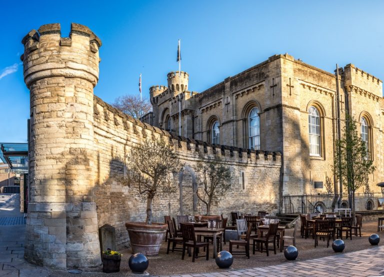 OXFORD, UN TEMPLO DEL CONOCIMIENTO: TRAS LOS PASOS DE MALALA YOUSAFZAI