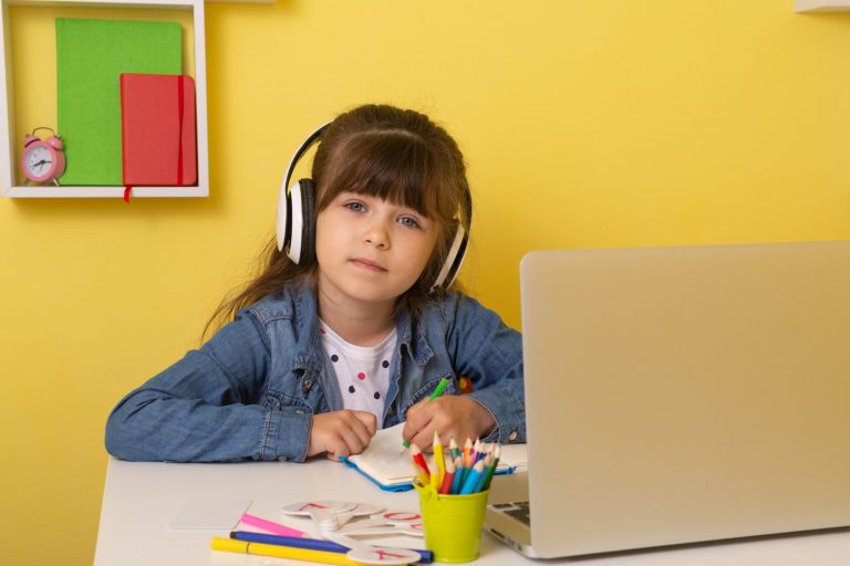 CLASES VIRTUALES: EXPERIENCIAS, DATOS Y ALGUNOS TIPS PARA SOBREVIVIR AL MUNDO DIGITAL CLASES VIRTUALES: EXPERIENCIAS, DATOS Y ALGUNOS TIPS PARA SOBREVIVIR AL MUNDO DIGITAL