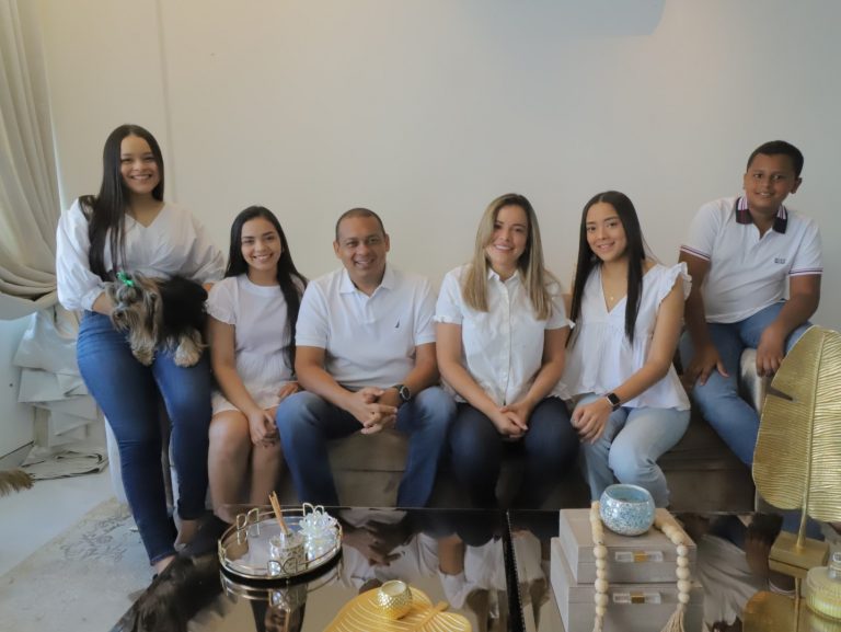 TERESA IGUARÁN: UNA MUJER COMPROMETIDA CON LA GUAJIRA TERESA IGUARÁN: UNA MUJER COMPROMETIDA CON LA GUAJIRA
