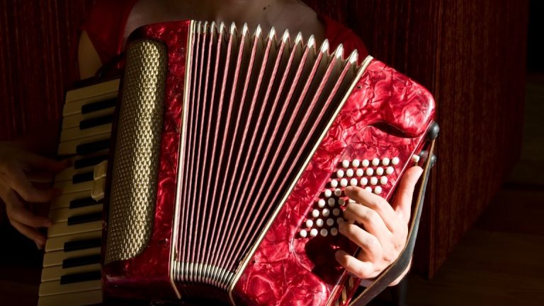 SALUDOS, MENCIONES Y EXPRESIONES EN EL VALLENATO: LA CRONOLOGÍA DE UN SENTIR POPULAR