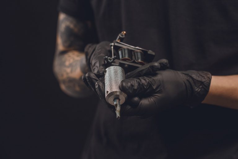 ARTE SOBRE LA PIEL:  UNA MIRADA AL SIGNIFICADO DE LOS TATUAJES EN LA ACTUALIDAD Y PUEBLOS MILENARIOS